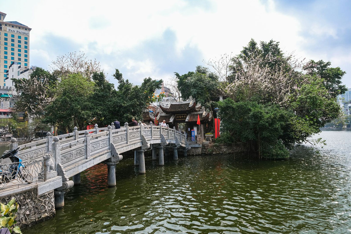 Thuy Trung Tien Temple - The real dog god temple in the heart of the capital