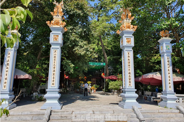 What hotels are near Dam Temple?